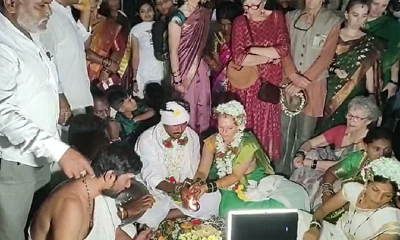 ಈ ದೇಶಿ-ವಿದೇಶಿ ಜೋಡಿಯ ಮದುವೆ 2 ವರ್ಷದ ಹಿಂದೆಯೇ ಆಗಬೇಕಿತ್ತಂತೆ. ಆದರೆ ಕೊರೊನಾದಿಂದಾಗಿ ಪ್ರೇಮ ವಿವಾಹವನ್ನು ಮುಂದೂಡಬೇಕಾಯಿತು.