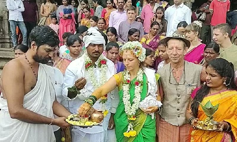 ಭಾರತೀಯ ಸಂಪ್ರದಾಯದಂತೆ ಶುಕ್ರವಾರ ಬೆಳಗಿನ 9.25ರ ಕುಂಭ ಲಗ್ನ ಶುಭ ಮುಹೂರ್ತದಲ್ಲಿ ಸಪ್ತಪದಿ ತುಳಿದಿದ್ದಾರೆ.