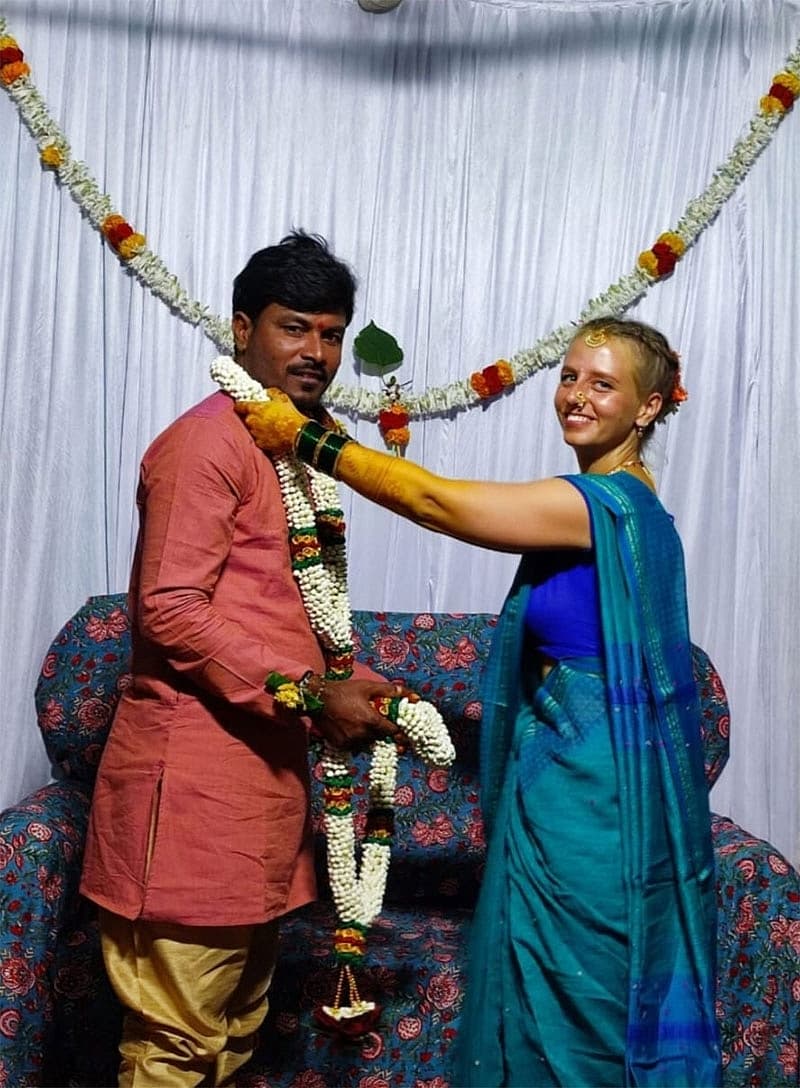 ಬೆಲ್ಜಿಯಂ ದೇಶದ ಕೆಮಿಲ್ ಯನ್ನು ಅನಂತರಾಜು ಎಂಬುವವರು ವಿಶ್ವವಿಖ್ಯಾತ ಹಂಪಿಯ ವಿರೂಪಾಕ್ಷೇಶ್ವರನ ಸನ್ನಿಧಿಯಲ್ಲಿ ಅದ್ಧೂರಿ ವಿವಾಹ ಮಾಡಿಕೊಂಡರು.