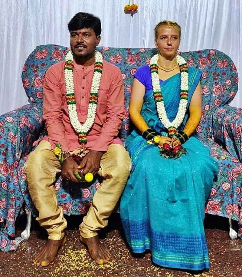 ದೇಶ ನೋಡಲು ಬಂದ ವಿದೇಶಿ ಚೆಲುವೆಯೊಬ್ಬಳು ಹಂಪಿಯ ಆಟೋ ಚಾಲಕನ ಪ್ರಾಮಾಣಿಕತೆಗೆ ಮನಸೋತಿದ್ದು, ನಾಲ್ಕು ವರ್ಷದ ಪ್ರೀತಿಗೆ ಶುಕ್ರವಾರ (ನವೆಂಬರ್ 25) ಮದುವೆಯ ಮುದ್ರೆ ಬಿದ್ದಿದೆ.