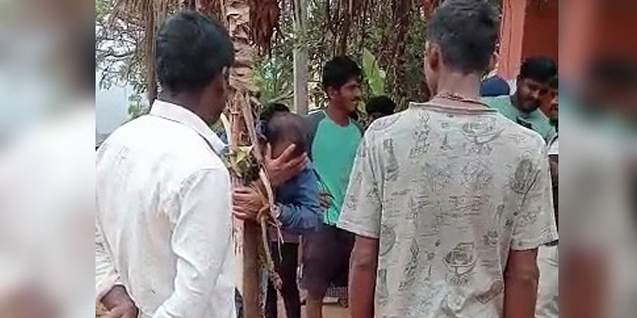 ಚಿಕ್ಕಮಗಳೂರು: ವಿದ್ಯಾರ್ಥಿನಿಯರಿಗೆ ಖಾಸಗಿ ಅಂಗ ತೋರಿಸಿ ಕಿರುಕುಳ: ವ್ಯಕ್ತಿಯ ಕಂಬಕ್ಕೆ ಕಟ್ಟಿ ಥಳಿಸಿದ ಗ್ರಾಮಸ್ಥರು, ಪೋಕ್ಸೋ ಪ್ರಕರಣ ದಾಖಲು