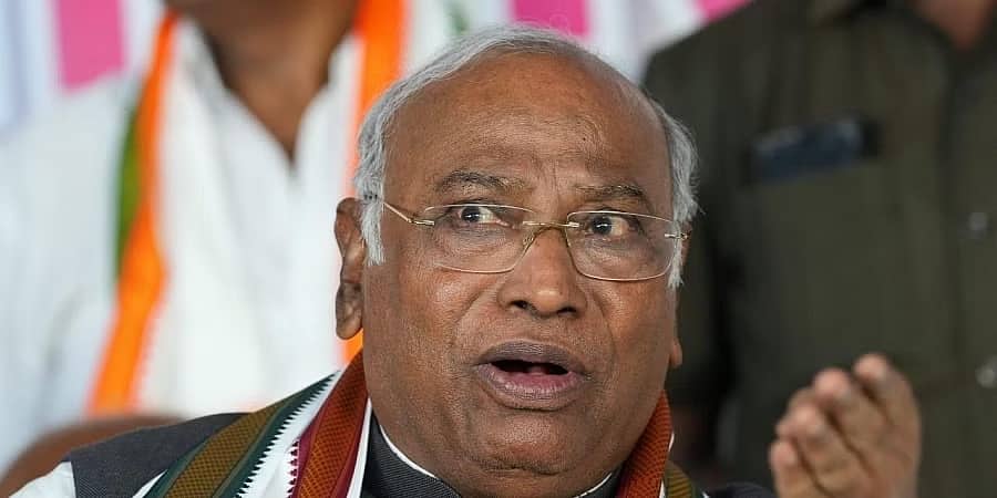 ಗುಜರಾತ್ ಚುನಾವಣೆ: ದಲಿತರಿಗೆ, ಹಿಂದುಳಿದವರಿಗೆ ಹೋಗುತ್ತದೆ ಎಂದು ಸರ್ಕಾರ 5 ಲಕ್ಷ ಹುದ್ದೆಗಳನ್ನು ಭರ್ತಿ ಮಾಡಿಲ್ಲ- ಖರ್ಗೆ ಆರೋಪ