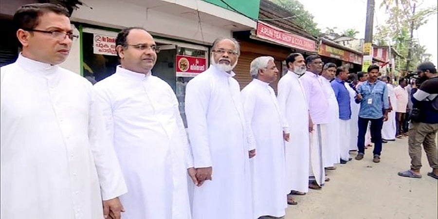 ಅದಾನಿ ಬಂದರು ವಿರುದ್ಧ ಪ್ರತಿಭಟನೆ ವೇಳೆ ಹಿಂಸಾಚಾರ: ಚರ್ಚ್ ಪಾದ್ರಿಗಳು, ಮತ್ತಿತರರ ವಿರುದ್ಧ ಎಫ್ ಐಆರ್ 