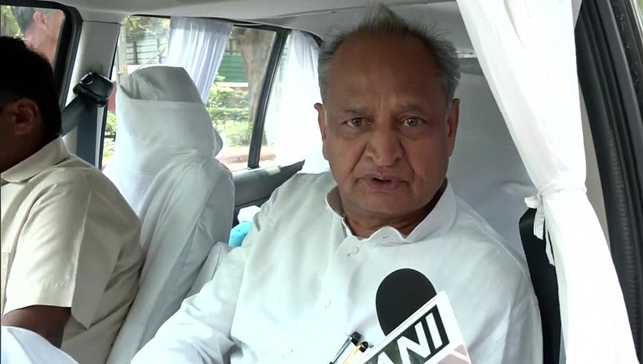ಗುಜರಾತ್ ಚುನಾವಣೆ: ಗೆಹ್ಲೋಟ್ ರ್ಯಾಲಿ ವೇಳೆ ನುಗ್ಗಿಬಂದ ಗೂಳಿ, ಬಿಜೆಪಿ ಪಿತೂರಿ ಎಂದ ರಾಜಸ್ಥಾನ ಸಿಎಂ