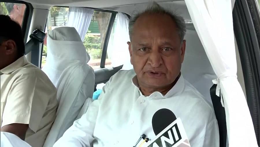 ಗುಜರಾತ್ ಚುನಾವಣೆ: ಗೆಹ್ಲೋಟ್ ರ್ಯಾಲಿ ವೇಳೆ ನುಗ್ಗಿಬಂದ ಗೂಳಿ, ಬಿಜೆಪಿ ಪಿತೂರಿ ಎಂದ ರಾಜಸ್ಥಾನ ಸಿಎಂ