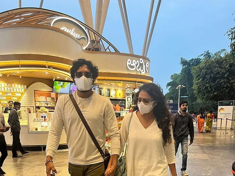 ನಟ ವಸಿಷ್ಠ ಸಿಂಹ ಹಾಗೂ ನಟಿ ಹರಿಪ್ರಿಯಾ ಅವರು ದುಬೈ ಪ್ರವಾಸಕ್ಕೆ ಹಾರಿದ್ದು ಏಪೋರ್ಟ್​ನಲ್ಲಿ ಕೈ ಕೈ ಹಿಡಿದು ನಡೆದುಬರುತ್ತಿರುವುದು ಕಂಡುಬಂತು.