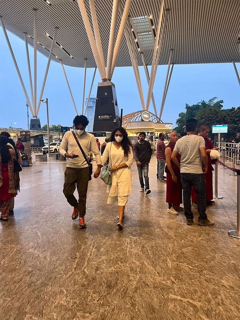 ಇದೀಗ ದುಬೈ ವಿಮಾನ ನಿಲ್ದಾಣದಲ್ಲಿ ಈ ಜೋಡಿ ಪರಸ್ಪರ ಕೈ ಕೈ ಹಿಡಿದು ಹೋಗುತ್ತಿರುವ ಫೋಟೋಗಳು ವ್ಯಾಪಕ ವೈರಲ್ ಆಗಿದೆ.
