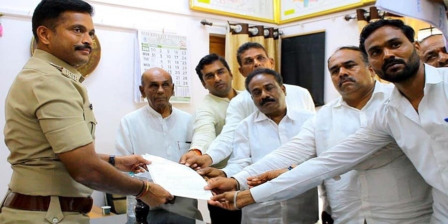 ಕಾಂಗ್ರೆಸ್ ಕಾರ್ಯಕರ್ತರ ಮೇಲೆ ದೌರ್ಜನ್ಯ: ಸಚಿವ ಸಿಸಿ ಪಾಟೀಲ್ ವಿರುದ್ಧ ಪೊಲೀಸರಿಗೆ ದೂರು