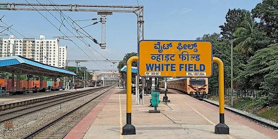 ಬೆಂಗಳೂರು: ವೈಟ್ಫೀಲ್ಡ್ ಗೂಡ್ಸ್ ಟರ್ಮಿನಲ್ ಟ್ರ್ಯಾಕ್ನಲ್ಲಿ ವಿದ್ಯುತ್ ಶಾಕ್ ಹೊಡೆದು ಇಬ್ಬರು ಮಕ್ಕಳಿಗೆ ಗಂಭೀರ ಗಾಯ