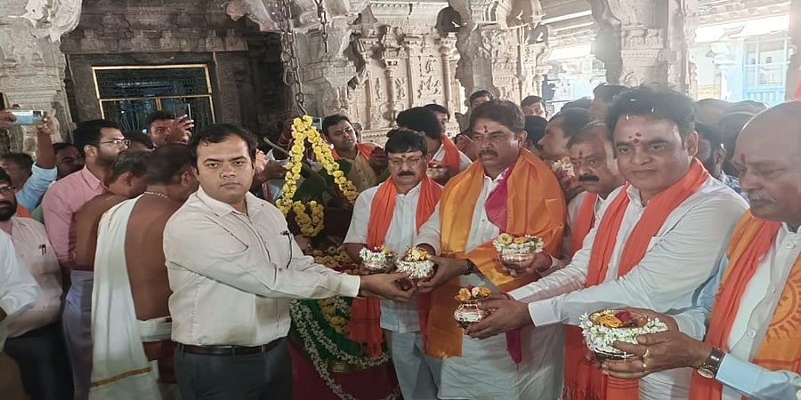 ಕೆಂಪೇಗೌಡ ಪ್ರತಿಮೆ ಅನಾವರಣ: ಹಂಪಿಯ ದೇವಸ್ಥಾನದಲ್ಲಿ ಮಣ್ಣು ಸಂಗ್ರಹ