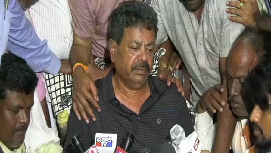 ಒಳ್ಳೆಯ ಮನುಷ್ಯನಿಗೆ ಕೆಟ್ಟ ಅಂತ್ಯ: ಹೇಡಿಗಳು ನನ್ನ ಬಲಿ ತೆಗೆದುಕೊಳ್ಳಬೇಕಿತ್ತು; ಮಗನ ಕಳೆದುಕೊಂಡ ರೇಣುಕಾಚಾರ್ಯ ರೋಧನ