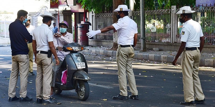 ಮಂಡ್ಯ: ಅನಾರೋಗ್ಯ ಪೀಡಿತ ಮಗುವನ್ನು ಆಸ್ಪತ್ರೆಗೆ ಕರೆದೊಯ್ಯುವಾಗ ಗಾಡಿ ತಡೆದ ಪೊಲೀಸರು: ಸಾರ್ವಜನಿಕರ ತೀವ್ರ ಆಕ್ರೋಶ