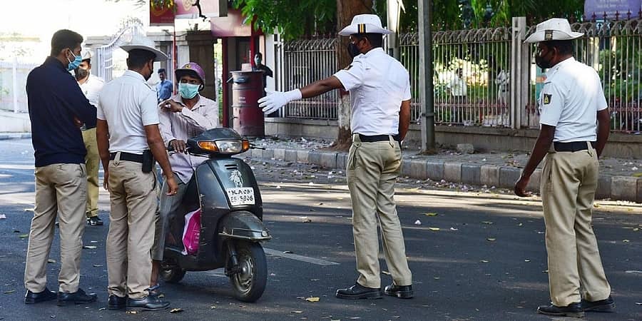 ಮಂಡ್ಯ: ಅನಾರೋಗ್ಯ ಪೀಡಿತ ಮಗುವನ್ನು ಆಸ್ಪತ್ರೆಗೆ ಕರೆದೊಯ್ಯುವಾಗ ಗಾಡಿ ತಡೆದ ಪೊಲೀಸರು: ಸಾರ್ವಜನಿಕರ ತೀವ್ರ ಆಕ್ರೋಶ