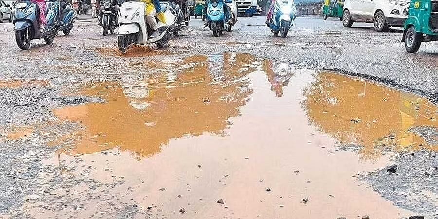 ಬೆಂಗಳೂರಿನ ರಸ್ತೆಗುಂಡಿಗೆ ಮತ್ತೊಂದು ಅವಘಡ: ಬೈಕ್ ನಿಂದ ಬಿದ್ದು ತಲೆಗೆ ತೀವ್ರ ಪೆಟ್ಟು, ಕೋಮಾಕ್ಕೆ ಜಾರಿದ ಸಂದೀಪ್