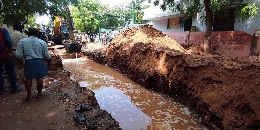 ಮಧುರೈ: 13 ಅಡಿ ಆಳದ ಗುಂಡಿಯೊಳಗೆ ಸಿಲುಕಿದ ಗುತ್ತಿಗೆ ಕಾರ್ಮಿಕ; ರಕ್ಷಣಾ ಕಾರ್ಯ ಪ್ರಗತಿಯಲ್ಲಿ