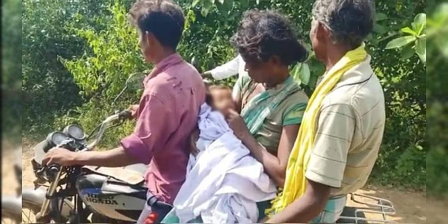 ತೆಲಂಗಾಣ: ಹಣ ಇಲ್ಲದೆ ಮಗಳ ಶವವನ್ನು ಬೈಕ್‌ನಲ್ಲಿ 68 ಕಿ.ಮೀ  ಕೊಂಡೊಯ್ದ ಆದಿವಾಸಿ ದಂಪತಿ