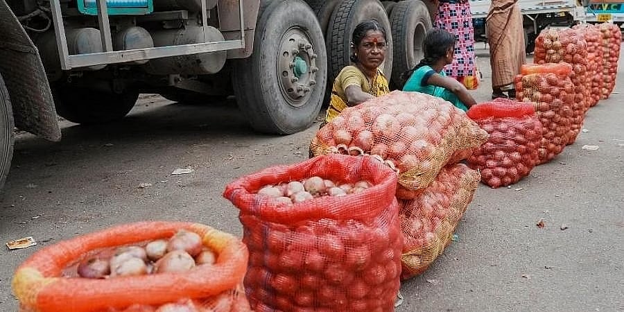 ಬೆಲೆ ಕುಸಿತ: ಟೊಮ್ಯಾಟೋ, ಈರುಳ್ಳಿ ಬೆಳೆಗಾರರ ಕಣ್ಣಲ್ಲಿ ನೀರು!