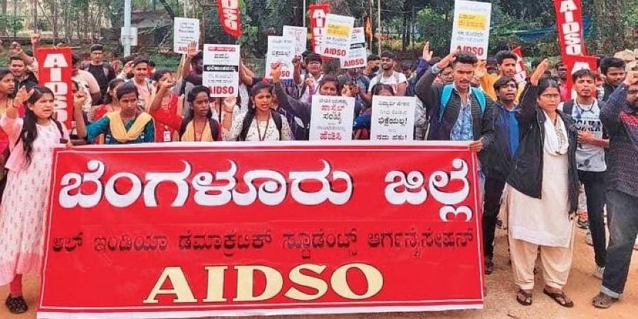 ವಿಶ್ವವಿದ್ಯಾಲಯದ ಹೊಸ ನಿರ್ವಹಣಾ ವ್ಯವಸ್ಥೆಯಲ್ಲಿ ದೋಷ: ರಾಜ್ಯಾದ್ಯಂತ ವಿದ್ಯಾರ್ಥಿಗಳ ಪ್ರತಿಭಟನೆ