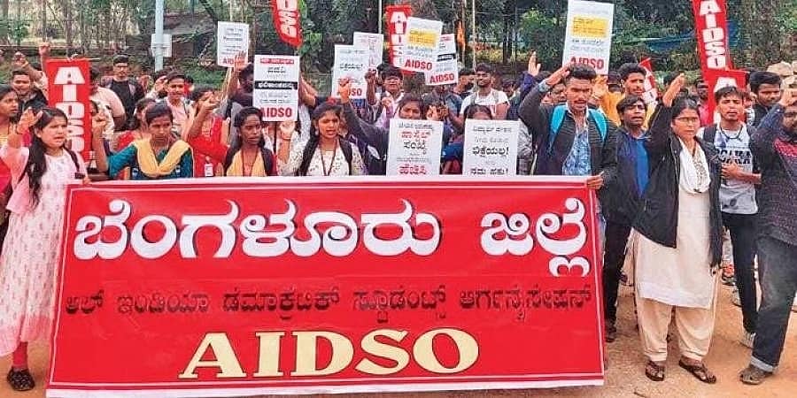 ವಿಶ್ವವಿದ್ಯಾಲಯದ ಹೊಸ ನಿರ್ವಹಣಾ ವ್ಯವಸ್ಥೆಯಲ್ಲಿ ದೋಷ: ರಾಜ್ಯಾದ್ಯಂತ ವಿದ್ಯಾರ್ಥಿಗಳ ಪ್ರತಿಭಟನೆ