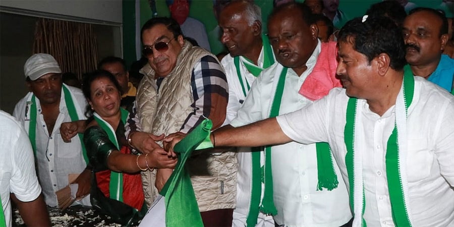 'ಖಾನ್'ಗ್ರೆಸ್ ಹಣಿಯಲು 'ದಳ'ಪತಿ ತಂತ್ರ; ಸಾಮೂಹಿಕವಾಗಿ 'ಕೈ' ಕೊಟ್ಟು 'ತೆನೆ' ಹಿಡಿದ ಚಾಮರಾಜಪೇಟೆ ಮುಖಂಡರು