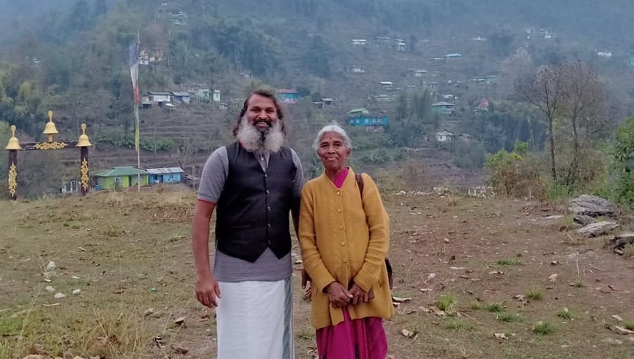 ಈತ ಆಧುನಿಕ ಶ್ರವಣ ಕುಮಾರ... ಸ್ಕೂಟರ್ನಲ್ಲೇ ದೇಶ ಸುತ್ತಿಸಿ ತಾಯಿಯ ಇಷ್ಟಾರ್ಥ ನೆರವೇರಿಸುತ್ತಿರುವ ಮಗ!