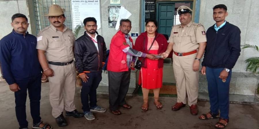 ಬೆಂಗಳೂರು ರೈಲ್ವೆ ನಿಲ್ದಾಣದಲ್ಲಿ 4.8 ಲಕ್ಷ ರೂ. ಮೌಲ್ಯದ 100 ಗ್ರಾಂ ಚಿನ್ನವನ್ನು ಹಿಂದಿರುಗಿಸಿದ ಪ್ರಾಮಾಣಿಕ ಹಮಾಲಿ