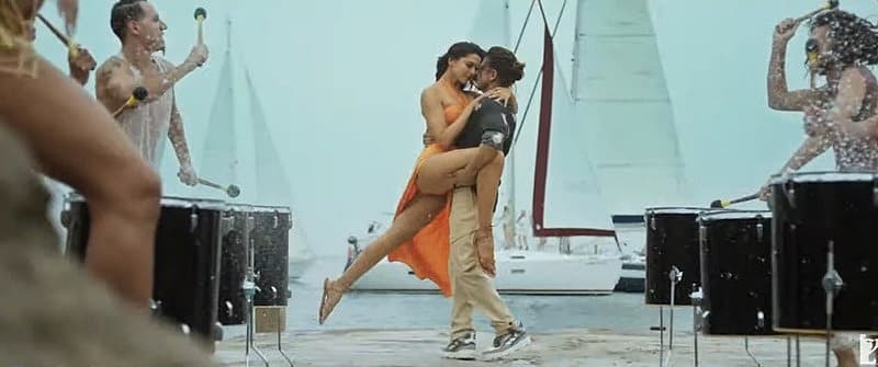 ದೀಪಿಕಾ ಪಡುಕೋಣೆ ಅವರು ತುಂಬ ಹಾಟ್​ ಆಗಿ ಕಾಣಿಸಿಕೊಂಡು ಪಡ್ಡೆಗಳ ನಿದ್ದೆ ಕದ್ದಿದ್ದಾರೆ. ಅವರು ಇಷ್ಟೊಂದು ಎಕ್ಸ್​ಪೋಸ್​ ಮಾಡುವ ಅವಶ್ಯಕತೆ ಏನಿತ್ತು ಎಂದು ಕೆಲವರು ಪ್ರಶ್ನಿಸುತ್ತಿದ್ದಾರೆ.