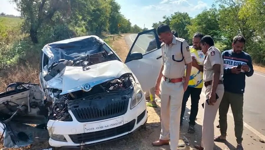 ವಿಜಯಪುರದಲ್ಲಿ ಕಾರಿಗೆ ಅಪರಿಚಿತ ವಾಹನ ಡಿಕ್ಕಿ: ಇಬ್ಬರ ದುರ್ಮರಣ