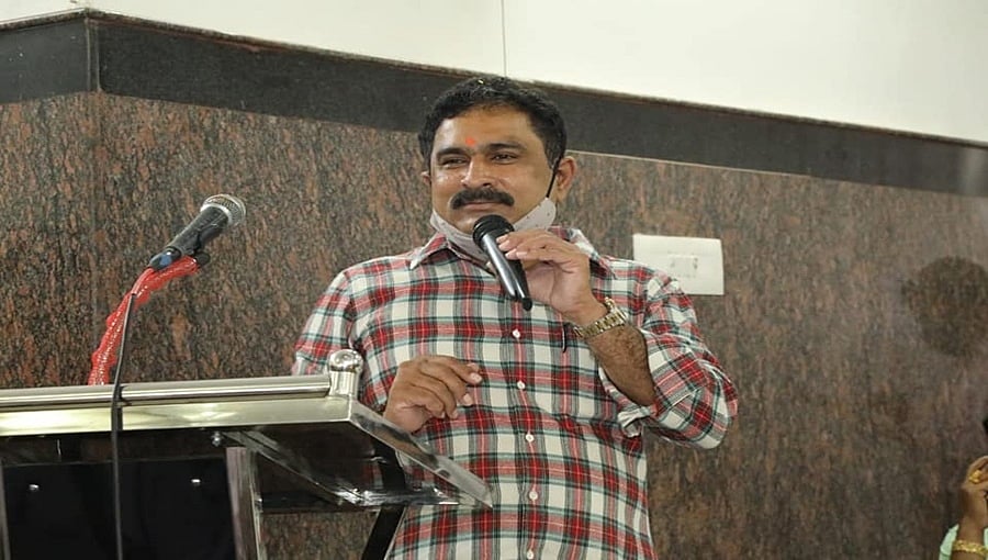 ಒಂದೊಂದಾಗಿ ಉದುರುತ್ತಿವೆ 'ಕಮಲ' ದಳಗಳು: ಹತ್ತಿದ ಏಣಿ ಒದ್ದ ಬಿಜೆಪಿಗರು; ವಿಶ್ವಾಸ ದ್ರೋಹಕ್ಕೆ ಬೇಸತ್ತ ಪುಟ್ಟಣ್ಣ ಕಾಂಗ್ರೆಸ್ ತೆಕ್ಕೆಗೆ?