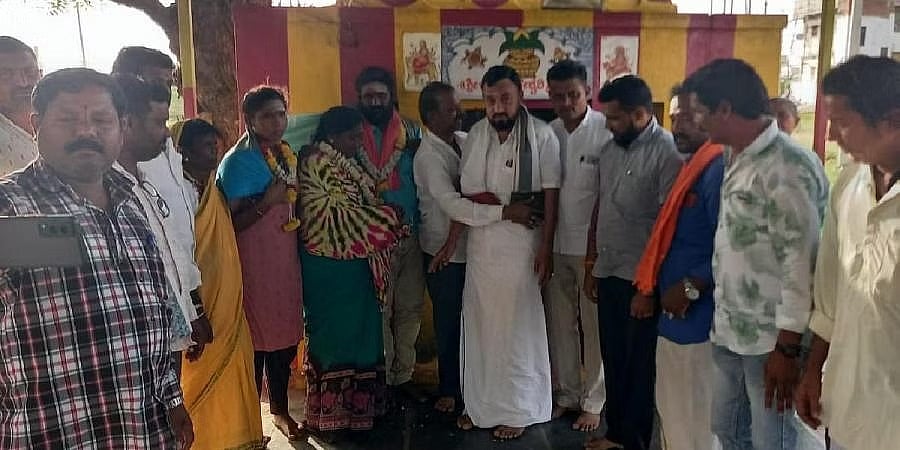 ಘರ್ ವಾಪಸಿ: ಕ್ರೈಸ್ತ ಧರ್ಮದಿಂದ ಹಿಂದೂ ಧರ್ಮಕ್ಕೆ ವಾಪಸ್ಸಾದ ಕುಟುಂಬ!