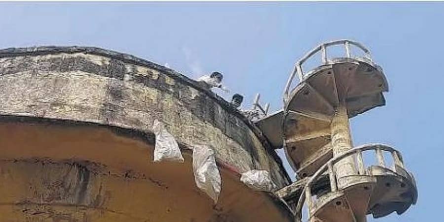 ಕಲಬುರಗಿ: ಶಿಥಿಲಾವಸ್ಥೆಯಲ್ಲಿರುವ ಓವರ್ ಹೆಡ್ ಟ್ಯಾಂಕ್ ಗೆ ಬಿದ್ದು 18 ಮಂಗಗಳು ಸಾವು