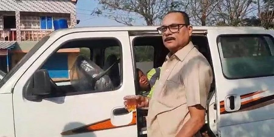 ತಾನೂ ಮದ್ಯಸೇವಿಸಿ, ರೋಗಿಗೂ ಮದಿರೆಯ ಮತ್ತೇರಿಸಿದ ಆಂಬುಲೆನ್ಸ್ ಚಾಲಕ