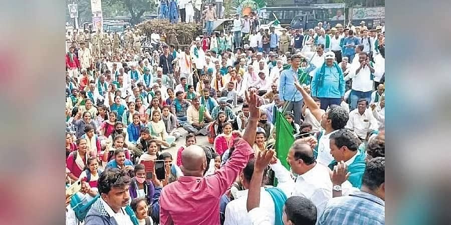 ಕಬ್ಬಿನ ದರ ನಿಗದಿಗೆ ರೈತರ ಆಗ್ರಹ: ಮಂಡ್ಯ ಬಂದ್ ಯಶಸ್ವಿ
