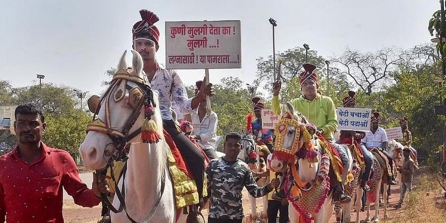 ಮದುವೆಯಾಗಲು ಹೆಣ್ಣು ಬೇಕು: 'ಬ್ಯಾ೦ಡ್ ಬಾಜಾ ಬರಾತ್' ನೊಂದಿಗೆ ಜಿಲ್ಲಾಧಿಕಾರಿ ಕಚೇರಿಗೆ 50 ಬ್ಯಾಚುಲರ್‌ಗಳ ಮೆರವಣಿಗೆ