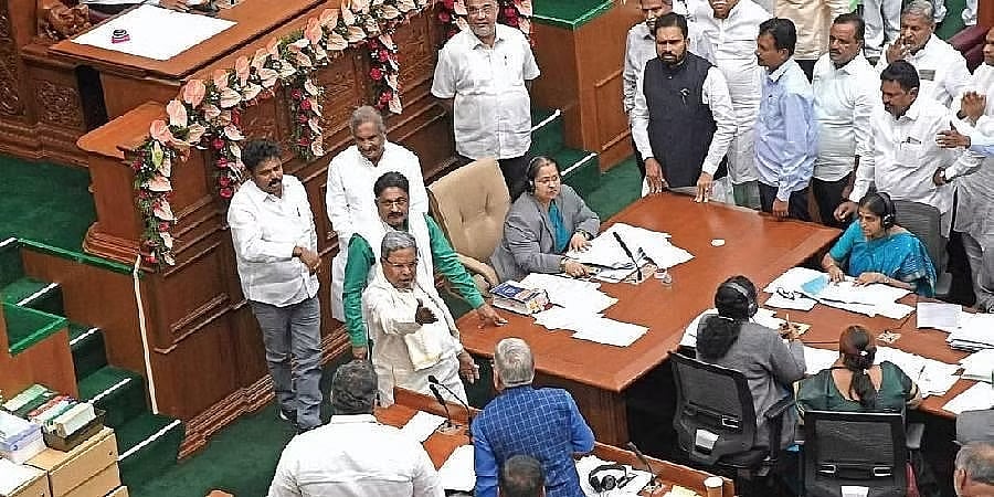 ಕಾಂಗ್ರೆಸ್ ಶಾಸಕನಿಗೆ ಗದರಿದ ಸಚಿವ: ವಿಪಕ್ಷಗಳ ಆಕ್ರೋಶ, ಧರಣಿಗೆ ಕಲಾಪ ಬಲಿ