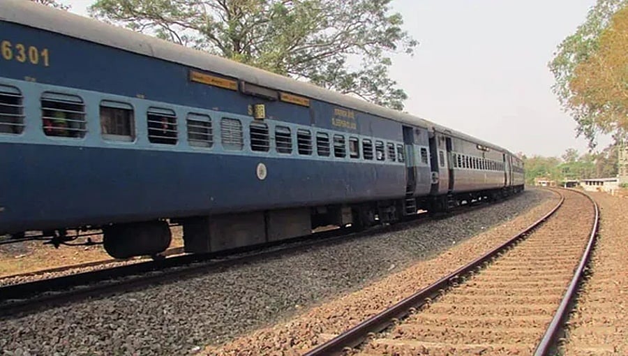 ಲಕ್ನೋ: ರೈಲು ಡಿಕ್ಕಿ , 90 ಕುರಿಗಳು ಹಾಗೂ 8 ರಣಹದ್ದುಗಳು ಸಾವು