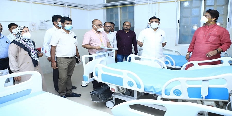 ಬೆಳಗಾವಿ ಜಿಲ್ಲಾಸ್ಪತ್ರೆಗೆ ಸಚಿವರಾದ ಡಾ. ಕೆ. ಸುಧಾಕರ್, ಆರ್. ಅಶೋಕ್  ಭೇಟಿ: ಪರಿಶೀಲನೆ