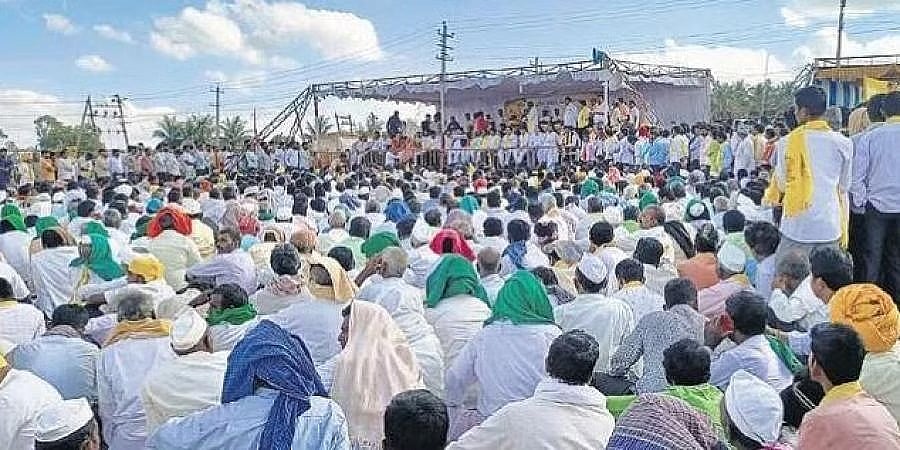 ಮೀಸಲಾತಿಗೆ ಆಗ್ರಹಿಸಿ ಕುರುಬ ಸಮುದಾಯ ಪ್ರತಿಭಟನೆ: ಸಚಿವರಿಗೆ ಘೇರಾವ್ ಹಾಕಿ ಪ್ರತಿಭಟನಾಕಾರರ ಆಕ್ರೋಶ