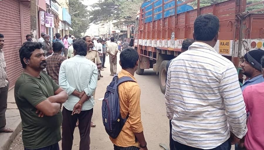 ಚಿಕ್ಕಬಳ್ಳಾಪುರ: ಜಗಳದ ನಡುವೆ ಪತ್ನಿಯನ್ನು ಲಾರಿ ಕೆಳಗೆ ತಳ್ಳಿದ ಗಂಡ; ಅನಾಥವಾದ 4 ವರ್ಷದ ಮಗು!