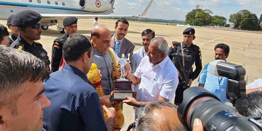 ಕೇಂದ್ರ ರಕ್ಷಣಾ ಸಚಿವ ರಾಜನಾಥ್ ಸಿಂಗ್ ಬೆಂಗಳೂರಿಗೆ ಆಗಮನ