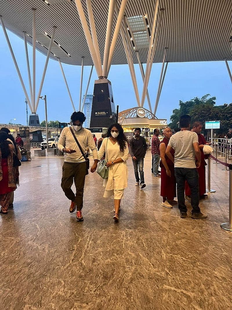 ವಿಮಾನ ನಿಲ್ದಾಣದಲ್ಲಿ ವಸಿಷ್ಠ ಸಿಂಹ, ಹರಿಪ್ರಿಯಾ