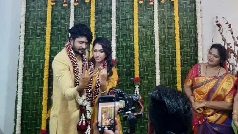 ವಸಿಷ್ಠ ಸಿಂಹ, ಹರಿಪ್ರಿಯಾ ಜೋಡಿಗೆ ಸೋಶಿಯಲ್ ಮೀಡಿಯಾದಲ್ಲಿ ಅಭಿಮಾನಿಗಳು ಶುಭಾಶಯ ತಿಳಿಸಿದ್ದಾರೆ.