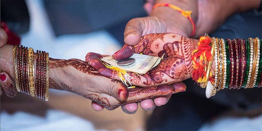 ಉತ್ತರ ಪ್ರದೇಶ: ಅತ್ತೆ-ಮಾವ ಕೊಟ್ಟ 11 ಲಕ್ಷ ರೂ ವರದಕ್ಷಿಣೆ ವಾಪಸ್ ನೀಡಿ ಎಲ್ಲರ ಮನಗೆದ್ದ 'ಮಾದರಿ ಅಳಿಯ'!