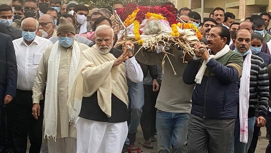 ಗಾಂಧಿನಗರದಲ್ಲಿ ಹೀರಾಬೆನ್‌ ಅಂತ್ಯಕ್ರಿಯೆ: ತಾಯಿಯ ಪಾರ್ಥೀವ ಶರೀರಕ್ಕೆ ಹೆಗಲು ಕೊಟ್ಟ ಪ್ರಧಾನಿ ಮೋದಿ