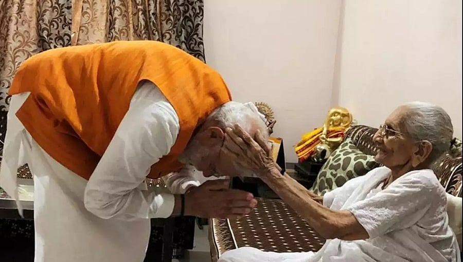 ಭಗವಂತನ ಪಾದಗಳಲ್ಲಿ ಲೀನರಾದ ಹೀರಾಬೆನ್: ತಾಯಿಯ ಅಗಲಿಕೆಗೆ ಮೋದಿ ಭಾವುಕ ಟ್ವೀಟ್, ಅಹಮದಾಬಾದ್'ನತ್ತ ಪ್ರಧಾನಿ