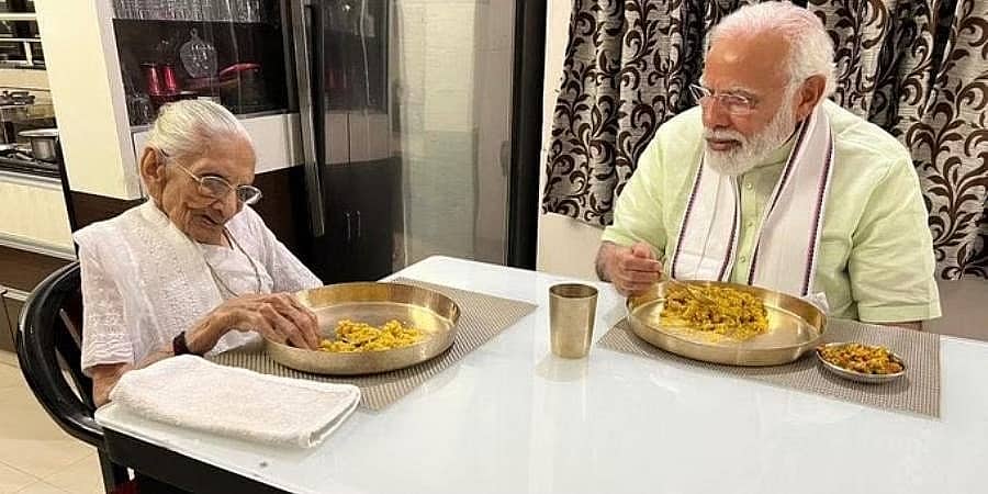 'ಸೊಸೈಟಿಯ ಜನರ ಜೊತೆ ಸರಳವಾಗಿ ಪ್ರೀತಿಯಿಂದ ನಡೆದುಕೊಳ್ಳುತ್ತಿದ್ದ ಪ್ರಧಾನಿ ಮೋದಿ ತಾಯಿ ಹೀರಾಬೆನ್': ನೆರೆಹೊರೆಯವರ ಕಂಬನಿ