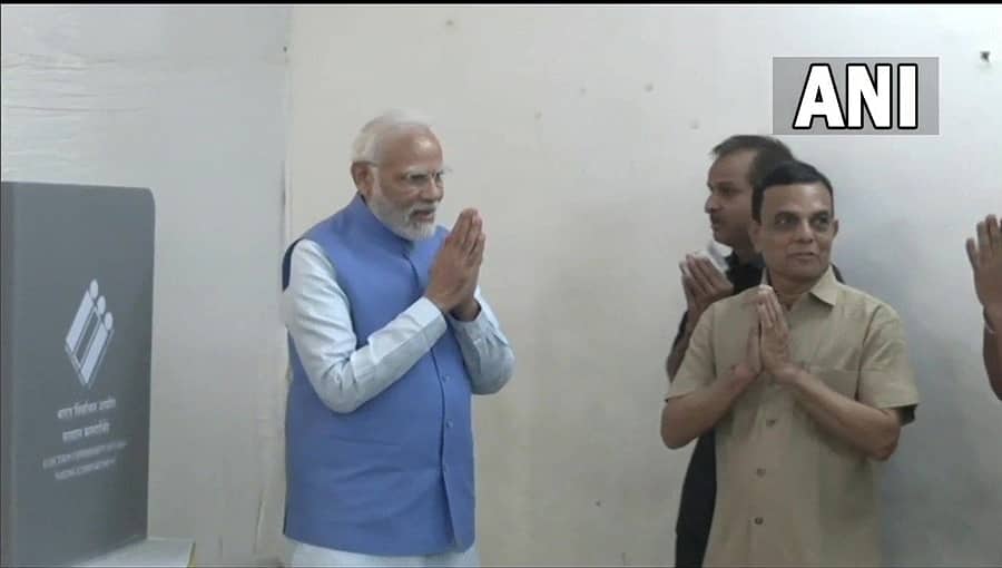 ಗುಜರಾತ್ ವಿಧಾನಸಭಾ ಚುನಾವಣೆ: ಸರತಿ ಸಾಲಿನಲ್ಲಿ ನಿಂತು ಮತ ಹಕ್ಕು ಚಲಾಯಿಸಿದ ಪ್ರಧಾನಿ ಮೋದಿ
