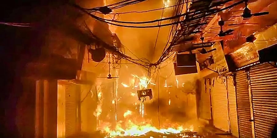 ಕೋಲ್ಕತ್ತಾ: ನ್ಯೂ ಟೌನ್‌ನಲ್ಲಿ ಭಾರಿ ಬೆಂಕಿ ಅವಘಡ; ರಸ್ತೆ ಬದಿಯ 20 ಅಂಗಡಿಗಳು ಸುಟ್ಟು ಕರಕಲು