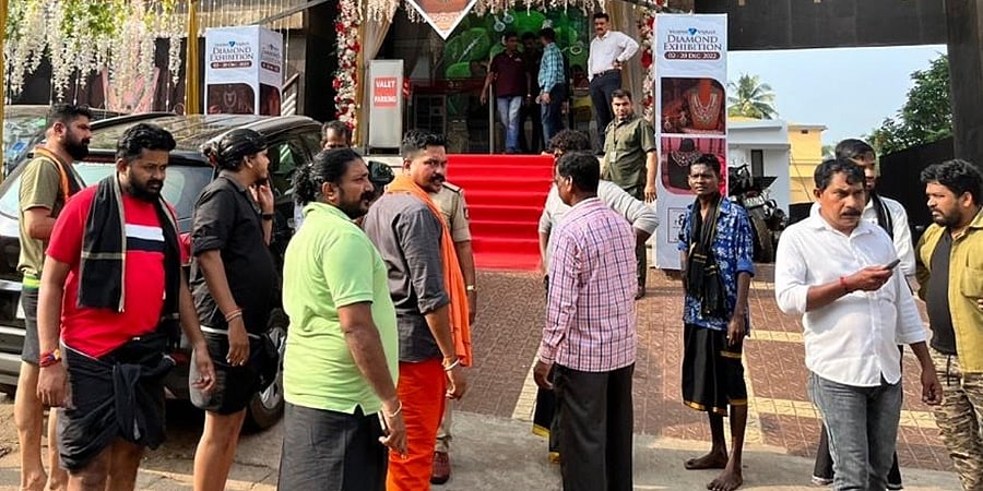 'ಲವ್ ಜಿಹಾದ್' ಎಂದು ಆರೋಪಿಸಿ ಹಿಂದೂ ಯುವತಿಯ ಪೋಷಕರ ಸಮ್ಮುಖದಲ್ಲೇ ಹಿಂದೂ ಕಾರ್ಯಕರ್ತರಿಂದ ಹಲ್ಲೆ