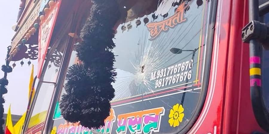 ಗಡಿ ವಿವಾದ: ಬೆಳಗಾವಿಯಲ್ಲಿ ಮಹಾರಾಷ್ಟ್ರ ಲಾರಿಗಳ ಮೇಲೆ ಕಲ್ಲು ತೂರಾಟ, ಕಪ್ಪು ಮಸಿ ಬಳಿದು ಆಕ್ರೋಶ